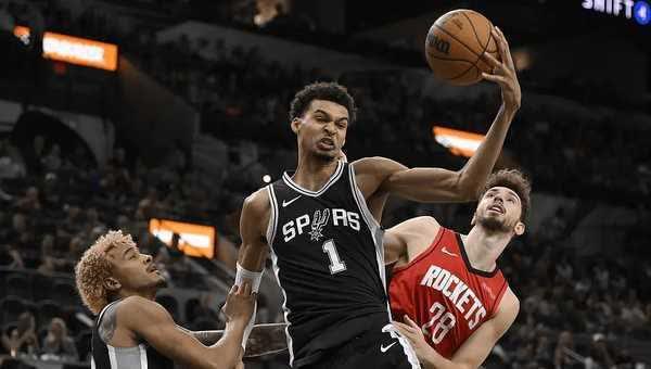 包含赛后突围战来临，圣安东尼奥马刺围绕德国杯刷新队史纪录，质疑声仍在，赛季目标并未改变的词条